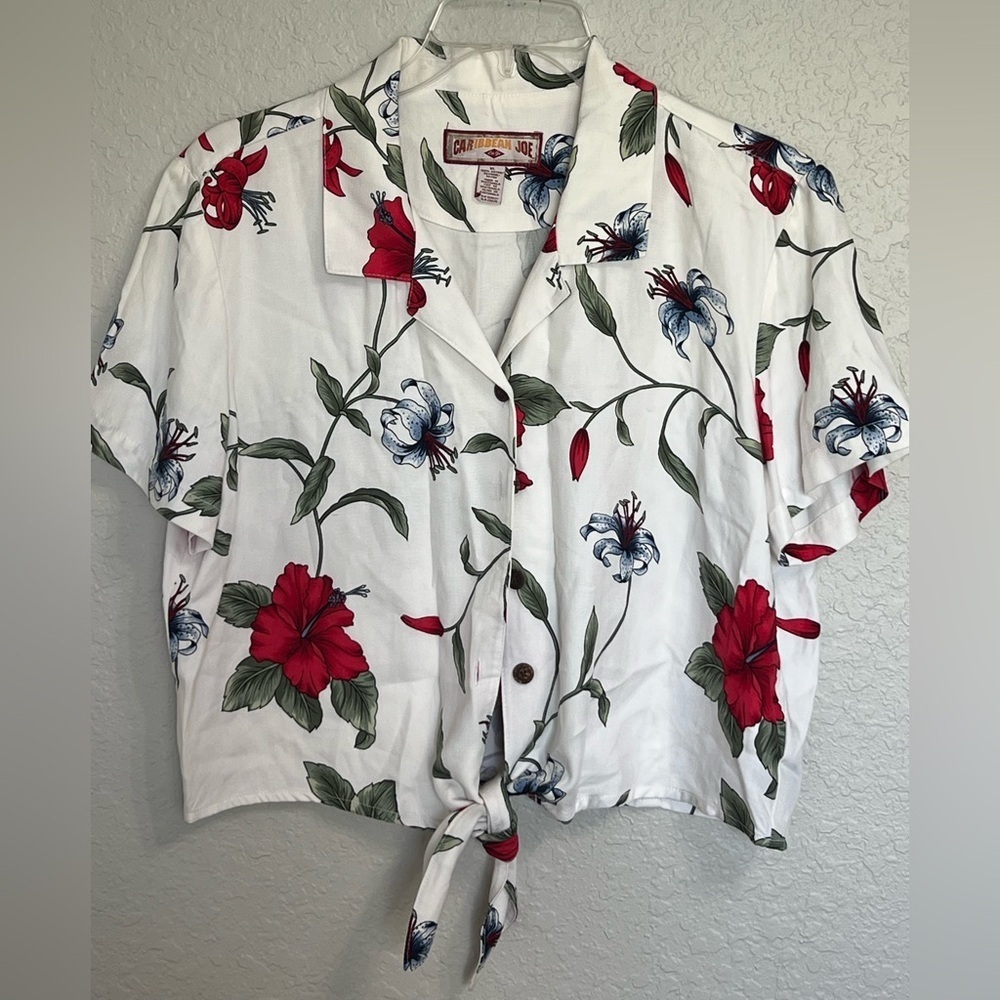 Caribbean Joe White Shirt with Red and Blue Floral Design
Caja 6
